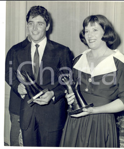 Fotografia d epoca originale 1960 PARIS Colette RENARD e Sacha DISTEL ricevono i BRAVOS del Music Hall 1
