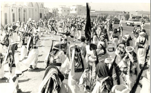 Fotografia d epoca originale 1965 ca AMMAN GIORDANIA Guardie armate lungo le strade Fotografia 1