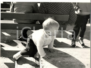 Fotografia d epoca originale 1960 ca GSTAAD ? Il principe Filippo del BELGIO bambino gioca al rifugio Foto 1
