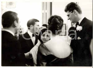 Fotografia d epoca originale 1960 ca MADRID Simeone II di BULGARIA a una festa con la moglie Margarita 1