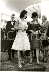 Fotografia d epoca originale 1960 ca MADRID Simeone II di BULGARIA a un ricevimento con la moglie Margarita 1