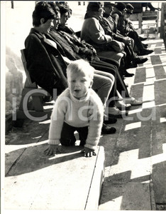 Fotografia d epoca originale 1960 ca GSTAAD ? Principe Filippo del BELGIO bambino gioca in montagna Foto 1