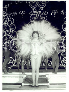 Fotografia d epoca originale 1960 ca CASINO DE PARIS Ballerina durante uno spettacolo Foto 18x25 1
