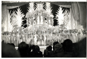 Fotografia d epoca originale 1960 ca CASINO DE PARIS Ballerine eseguono una coreografia Foto 28x20 cm 1