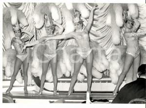 Fotografia d epoca originale 1960 ca CASINO DE PARIS Ballerine durante il varietÃ  serale Foto 18x13 cm 1