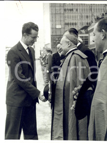 Fotografia d epoca originale 1961 BRUXELLES Re Baldovino del BELGIO saluta mons. Raffaele FORNI Foto 1