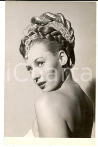 Fotografia d epoca originale 1955 ca PARIS Tilda THAMAR atomica argentina con parrucca di scena Foto 12x17 1