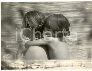 Fotografia d epoca originale 1961 ARGENTARIO Villa Liz TAYLOR Liza TODD bambina fa il bagno con la governante 1