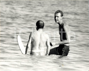 Fotografia d epoca originale 1960 ca SAINTTROPEZ F Vittorio Emanuele di SAVOIA in mare con un amico Foto 1