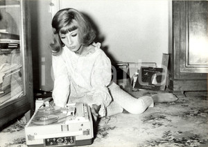 Fotografia d epoca originale 1965 ca PARIS F Attrice Dany SAVAL ascolta musica con magnetofono SONY Foto 1