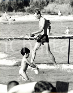 Fotografia d epoca originale 1960 ca SAINTTROPEZ F Vittorio Emanuele di SAVOIA mentre entra in mare Foto 1
