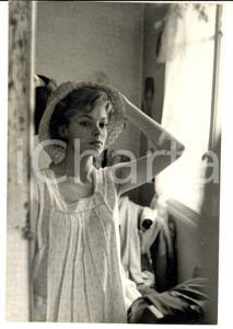 Fotografia d epoca originale 1965 ca PARIS F Attrice Perrette PRADIER allo specchio in sottoveste Foto 1