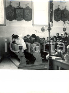 Fotografia d epoca originale 1965 ca TULFES AUSTRIA Otto VON HABSBURG con la famiglia in chiesa Fotografia 1