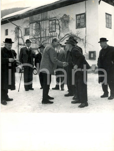 Fotografia d epoca originale 1965 ca TULFES AUSTRIA Otto VON HABSBURG si intrattiene con gli abitanti Foto 1