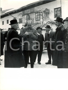 Fotografia d epoca originale 1965 ca TULFES AUSTRIA Otto VON HABSBURG firma autografi per i passanti Foto 1
