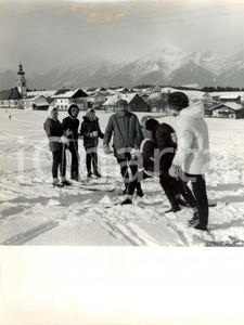 Fotografia d epoca originale 1965 ca TULFES AUSTRIA Otto VON HABSBURG sulla neve con la famiglia Foto 1