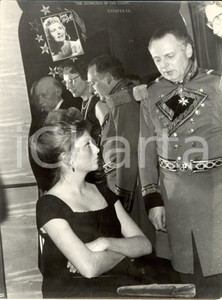 Fotografia d epoca originale 1960 BRUXELLES Paola RUFFO davanti a foto di Teresa WRIGHT al Gala del Cinema 1 1