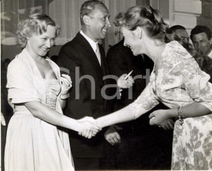 Fotografia d epoca originale 1960 ca PARIS F Odile VERSOIS stringe la mano a un attrice a Gala des Artistes 1