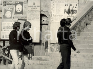 Fotografia d epoca originale 1960 ca ROMA Alberto e Paola di LIEGI davanti a manifesti elettorali MSI e PSI 1