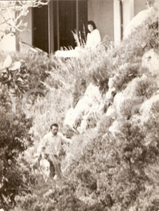 Fotografia d epoca originale 1965 ca CALA PICCOLA Monte Argentario Richard BURTON corre verso PAPARAZZO Foto 1