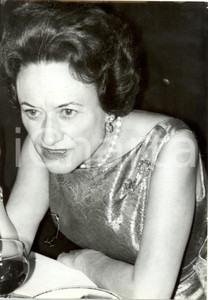 Fotografia d epoca originale 1960 ca PARIS Wallis SIMPSON a tavola in abito da sera e collana di perle 1 1