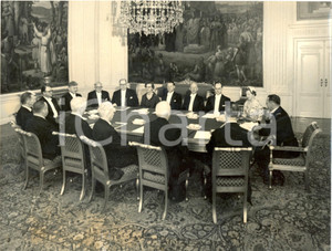 Fotografia d epoca originale 1958 DANIMARCA Regina Margherita II firma la Costituzione Fotografia 1