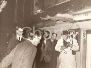 Fotografia d epoca originale 1965 ca ROMA ? PAPARAZZO fotografa Richard BURTON all entrata di un locale Foto 1