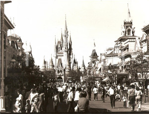 Fotografia d epoca originale 1979 ORLANDO, FLORIDA Folla di turisti al parco divertimenti di DISNEYLAND Foto 1