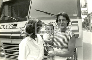 Fotografia d epoca originale 1981 IMOLA Il motociclista Marco LUCCHINELLI Paola DAL POZZO e loro figlio 1