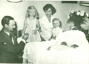 Fotografia d epoca originale 1957 BETZDORF Prince Jean du LUXEMBOURG avec jumeaux Jean et Margaretha PHOTO 1