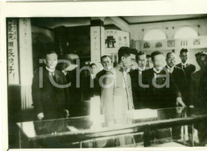 Fotografia d epoca originale 1920 ca TOKYO JAPAN Principe HIROHITO visita mostra della ricostruzione FOTO 1