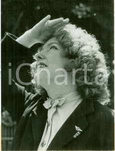 Fotografia d epoca originale 1953 PARIS Aviatrice Paulette WEBER batte record di distanza in pallone FOTO 1