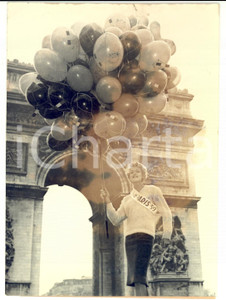 Fotografia d epoca originale 1958 Miss PARIS Eliane THIELLAND en pose avec des ballons colorÃ©s Photo 1