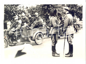 Fotografia d epoca originale 1939 MILANO ? Principe Umberto con Bersaglieri CELERE P.A.D.A. Foto 1