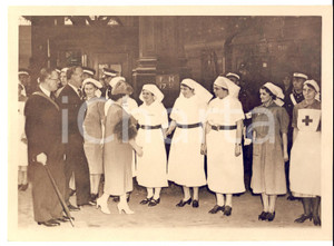 Fotografia d epoca originale 1939 LONDRA VICTORIA STATION Regina Elisabetta visita un trenoambulanza Foto 1