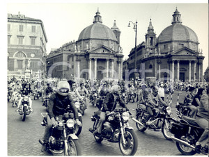 Fotografia d epoca originale 1974 ROMA Centauri in Piazza del Popolo contro la tassa sulle moto Foto 1