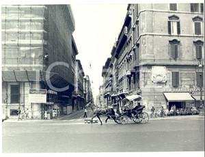 Fotografia d epoca originale 1978 ROMA Un giro in carrozzella in piazza VENEZIA deserta Foto 1