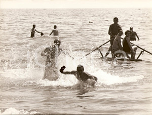 Fotografia d epoca originale 1961 FREGENE Raimondo CASTELLI mette in fuga PAPARAZZO Nello POZZATO Fotografia 1