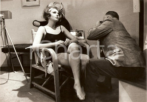 Fotografia d epoca originale 1964 APPARTEMENT DES FILLES Sylva KOSCINA fotografata in camerino Foto dal set 1