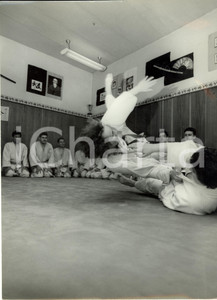 Fotografia d epoca originale 1970 ca PARIS Judo Monique VENNER atterra allieva a lezione Fotografia ALMASY 1