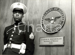 Fotografia d epoca originale 1980 ca WASHINGTON Soldier out of Caspar WEINBERGER Defense Secretary s office 1
