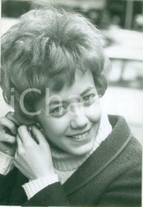 Fotografia d epoca originale 1960 ca PARIS Dominique PRADEAU si aggiusta un orecchino Foto 2 1