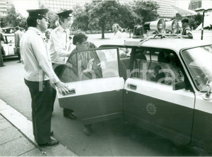 Fotografia d epoca originale 1990 BERLIN Arresto di un rapinatore della metropolitana di ALEXANDERPLATZ Foto 1