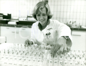 Fotografia d epoca originale 1981 OSNABRUCK Centinaia di analisi al giorno alla PARACELSUSKLINIK Fotografia 1