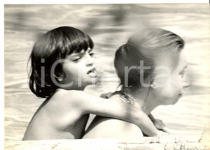 Fotografia d epoca originale 1961 ARGENTARIO Villa Liz TAYLOR  Liza TODD gioca in piscina con la governante 1
