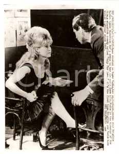 Fotografia d epoca originale 1961 LA BRIDE SUR LE COU Brigitte BARDOT Roger VADIM on the set Telefoto 1