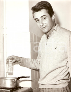 Fotografia d epoca originale 1960 ca CINEMA Attore Michel BARDINET scalda biberon per la figlia Fotografia 1