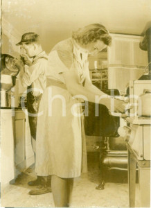 Fotografia d epoca originale 1944 WWII CONNECTICUT USA Veterano Malcolm STANNARD al lavoro nella nuova cucina 1