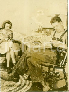 Fotografia d epoca originale 1944 WWII CONNECTICUT USA Veterano Malcolm STANNARD legge il giornale Fotografia 1