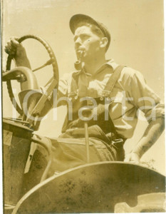Fotografia d epoca originale 1944 WWII CONNECTICUT USA Veterano Malcolm STANNARD fuma la pipa sul trattore 1